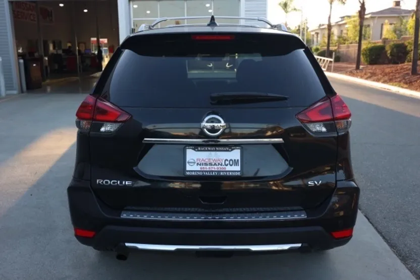 2019 Nissan Rogue SV photo 1