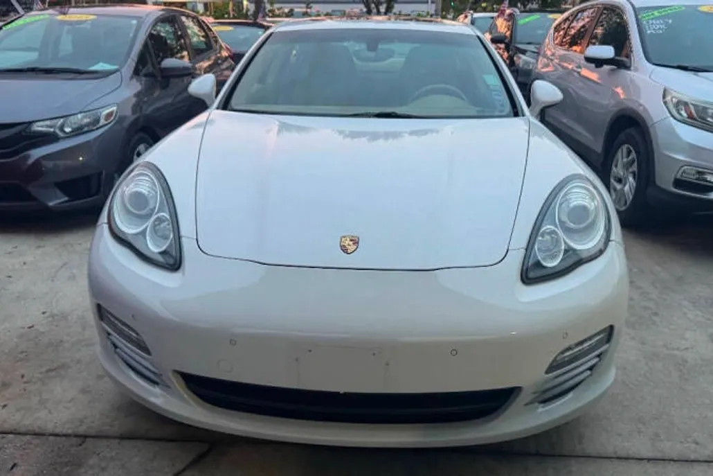 2011 Porsche Panamera 4 photo 1