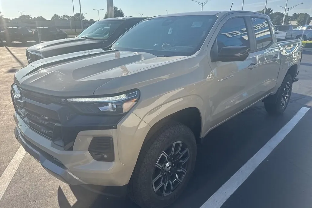 2023 Chevrolet Colorado Z71 photo 1