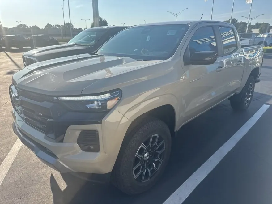2023 Chevrolet Colorado Z71 photo 1