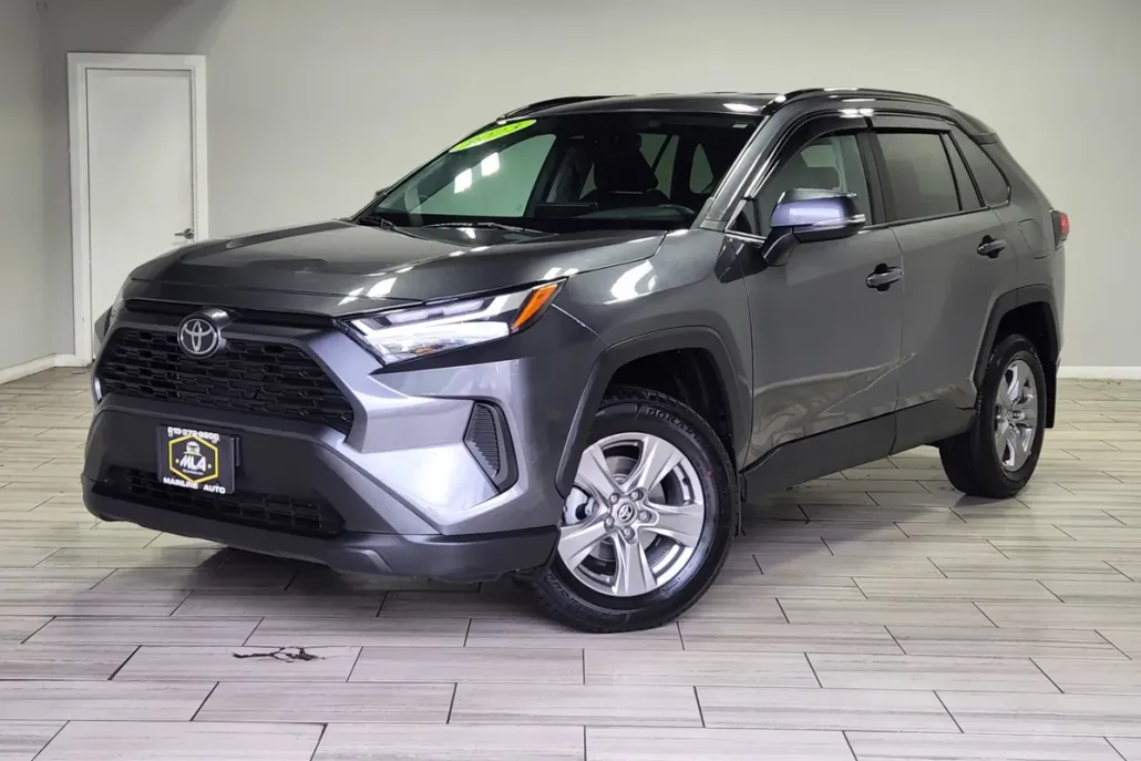 2023 Toyota RAV4 XLE photo 1