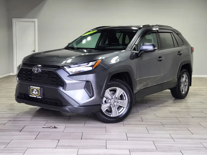 2023 Toyota RAV4 XLE photo 1