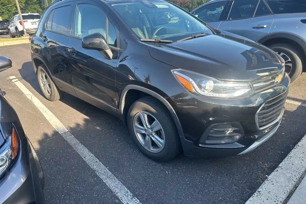 2022 Chevrolet Trax LT photo 1