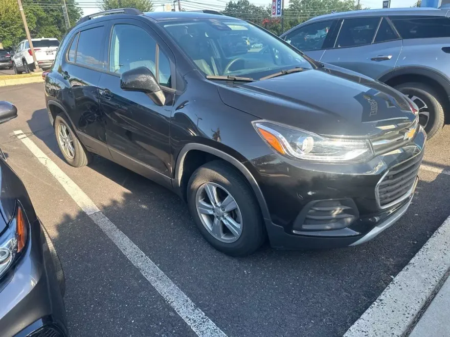 2022 Chevrolet Trax LT photo 1