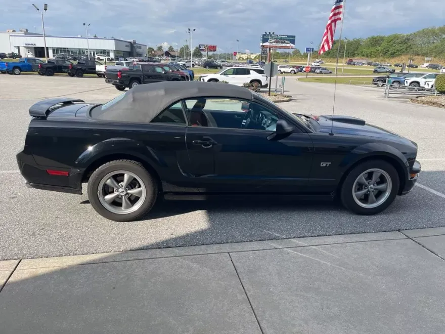 2006 Ford Mustang Convertible photo 1