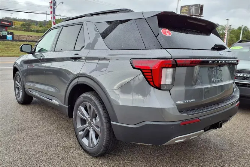 2025 Ford Explorer photo 1