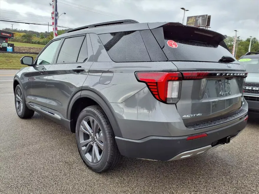 2025 Ford Explorer photo 1