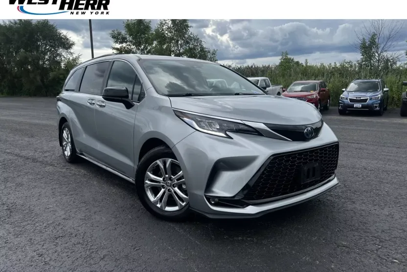 2022 Toyota Sienna XSE photo 1