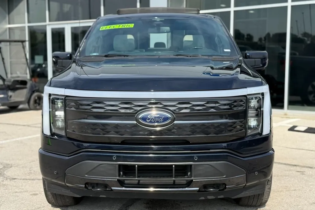 2023 Ford F-150 Lightning Platinum photo 1