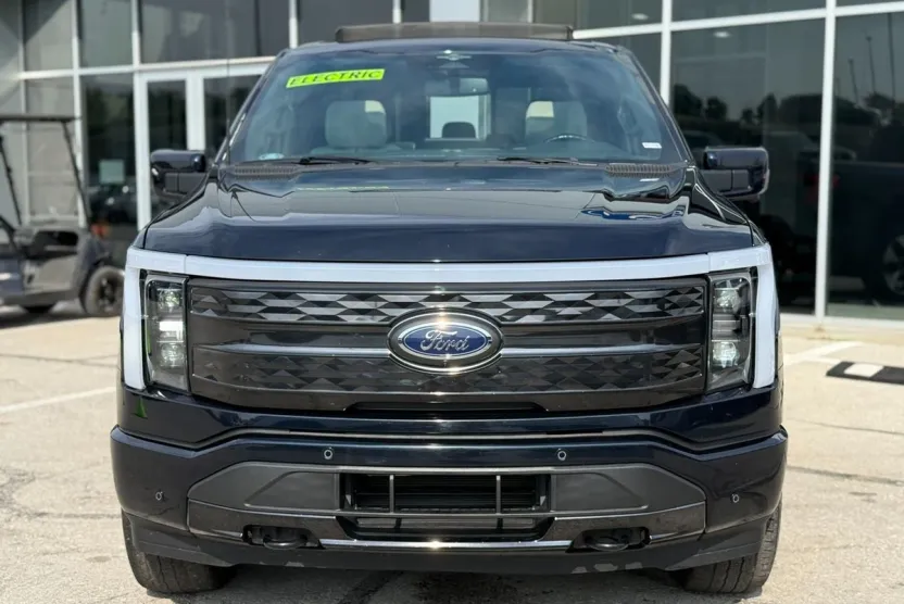 2023 Ford F-150 Lightning Platinum photo 1