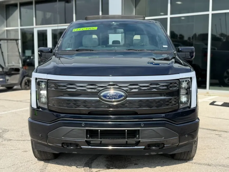 2023 Ford F-150 Lightning Platinum photo 1