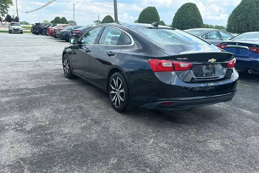 2016 Chevrolet Malibu 1LT photo 1
