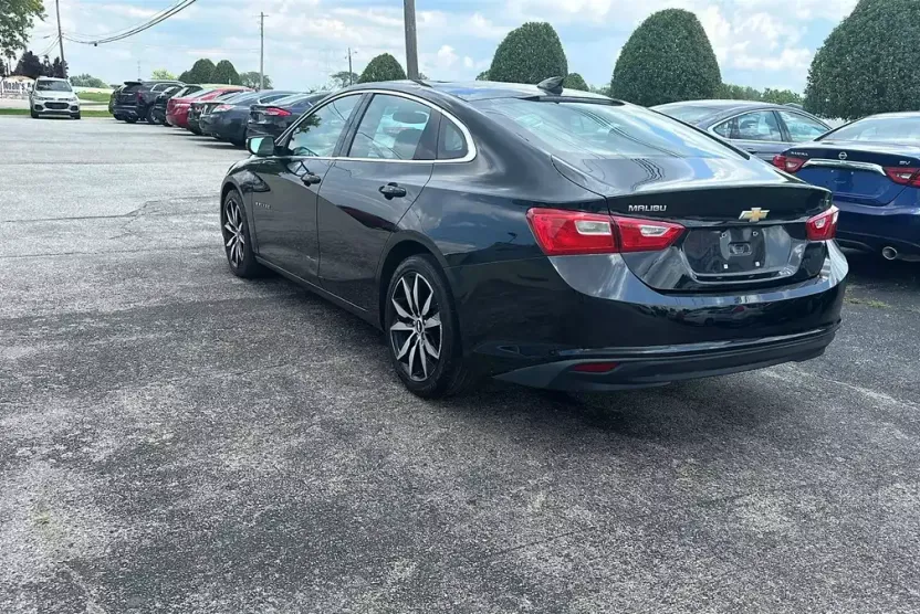 2016 Chevrolet Malibu 1LT photo 1