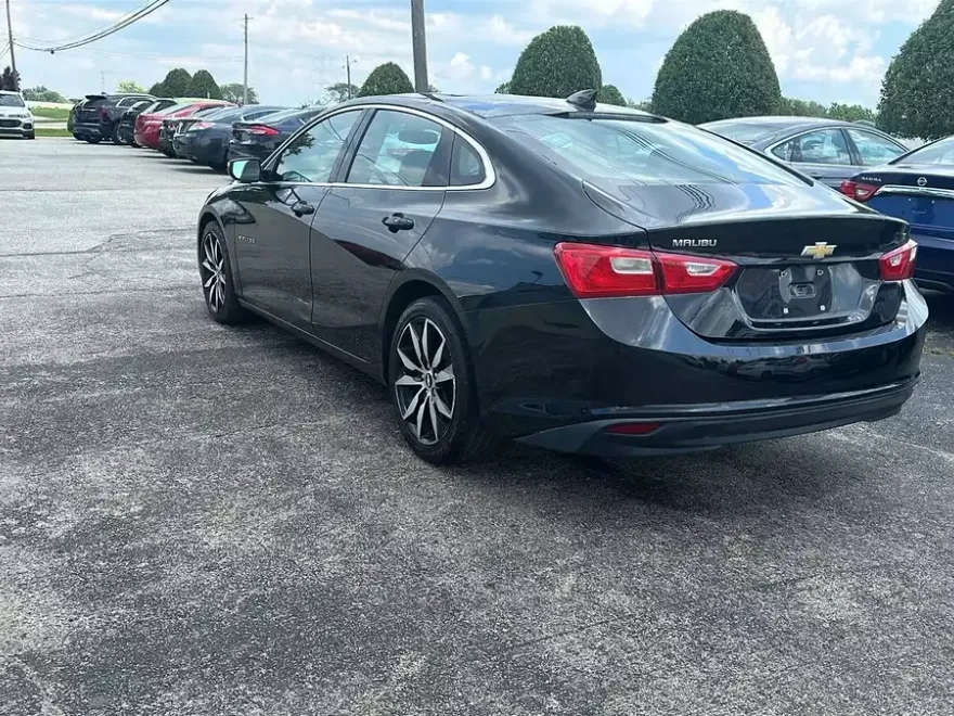 2016 Chevrolet Malibu 1LT photo 1