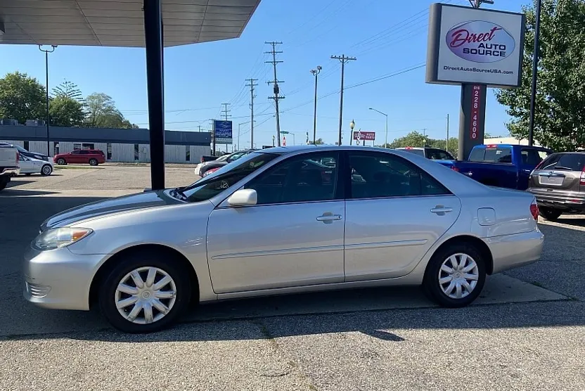 2005 Toyota Camry LE photo 1