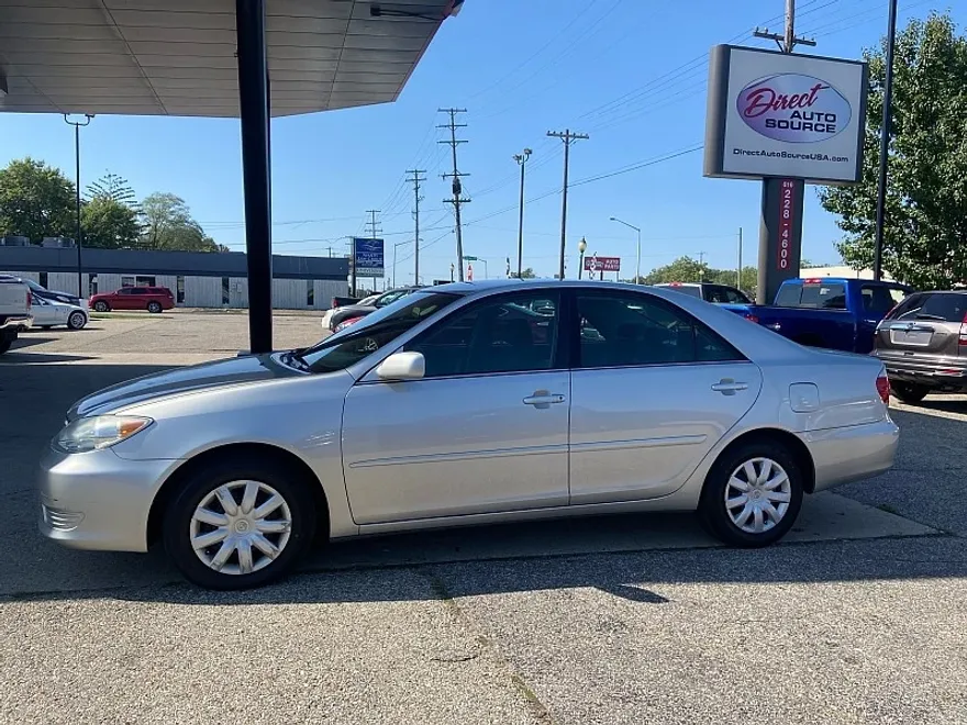 2005 Toyota Camry LE photo 1