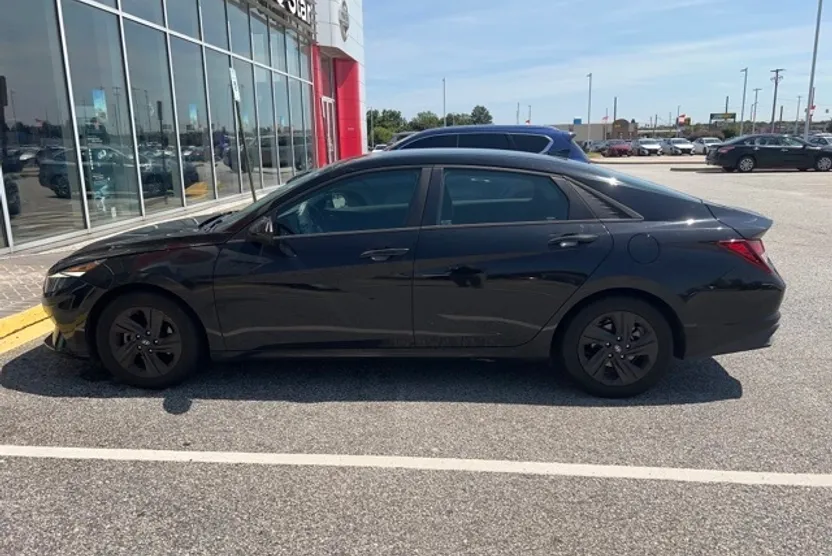 2021 Hyundai Elantra SEL photo 1