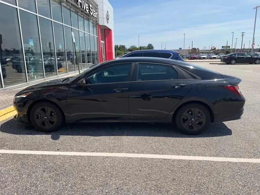 2021 Hyundai Elantra SEL photo 1