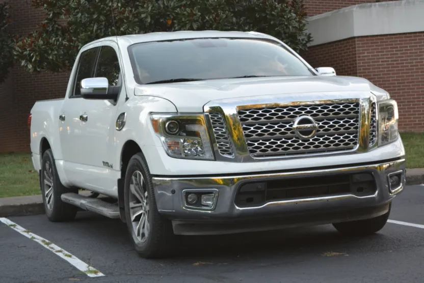 2017 Nissan Titan SV Crew Cab photo 1