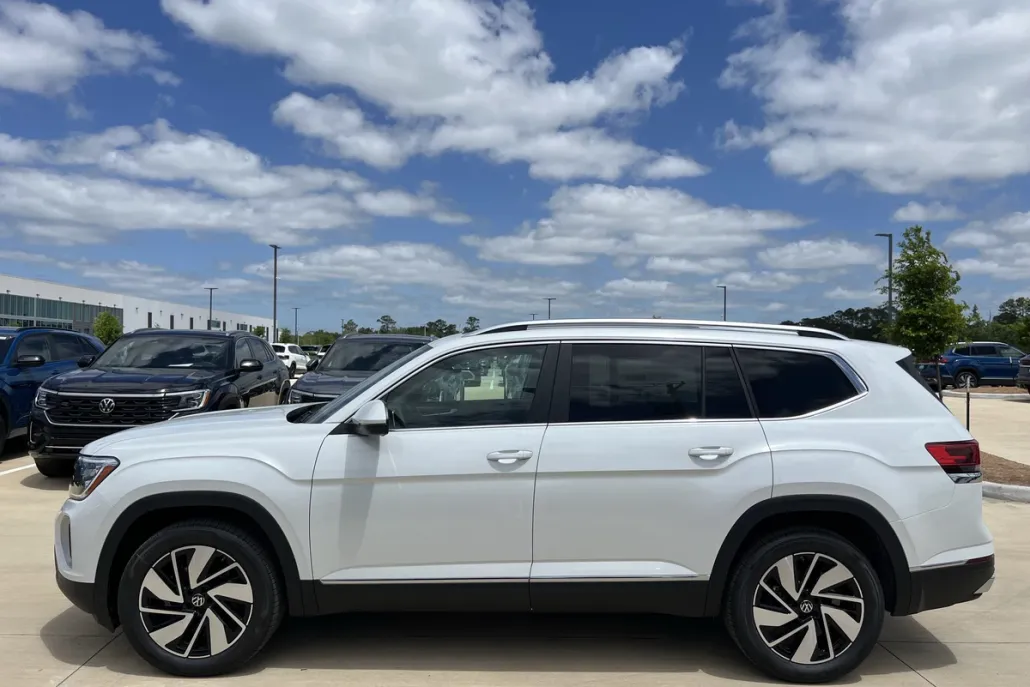 2025 Volkswagen Atlas SEL photo 1