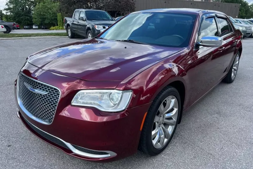 2018 Chrysler 300 Touring photo 1