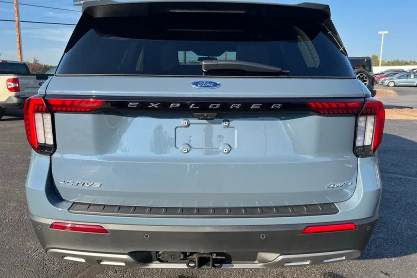 2025 Ford Explorer photo 1