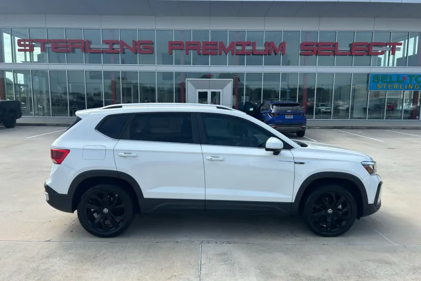 2023 Volkswagen Taos SE photo 1