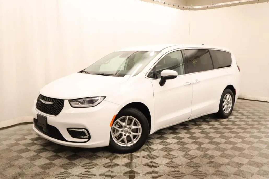 2023 Chrysler Pacifica Touring L photo 1