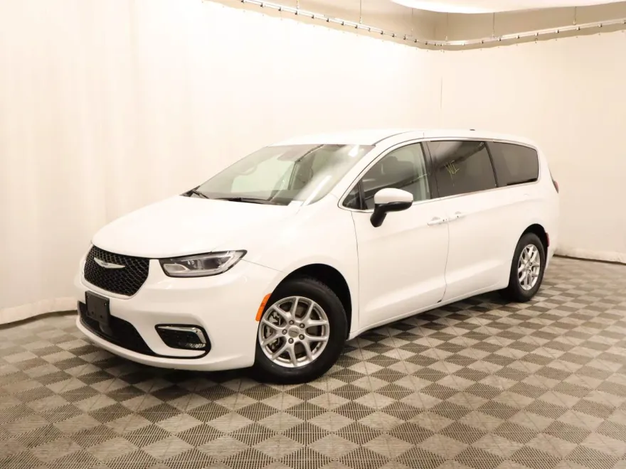 2023 Chrysler Pacifica Touring L photo 1