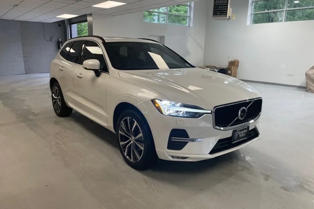 2022 Volvo XC60 B5 Momentum photo 1