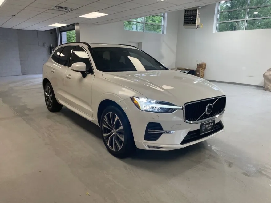 2022 Volvo XC60 B5 Momentum photo 1