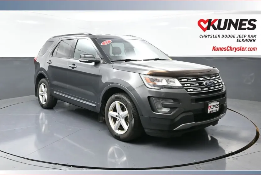 2017 Ford Explorer XLT photo 1