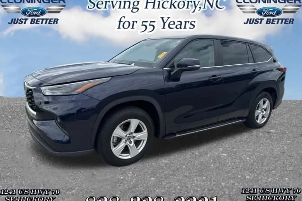 2023 Toyota Highlander LE photo 1