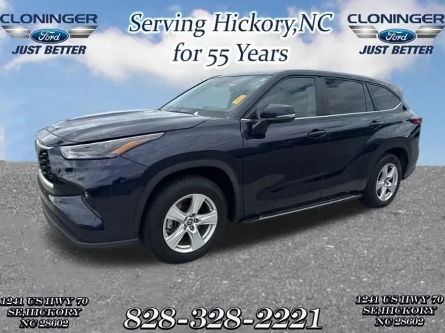 2023 Toyota Highlander LE photo 1