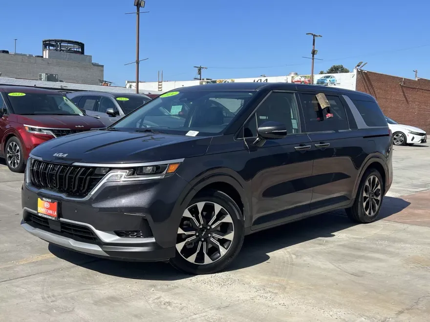 2024 Kia Carnival EX photo 1