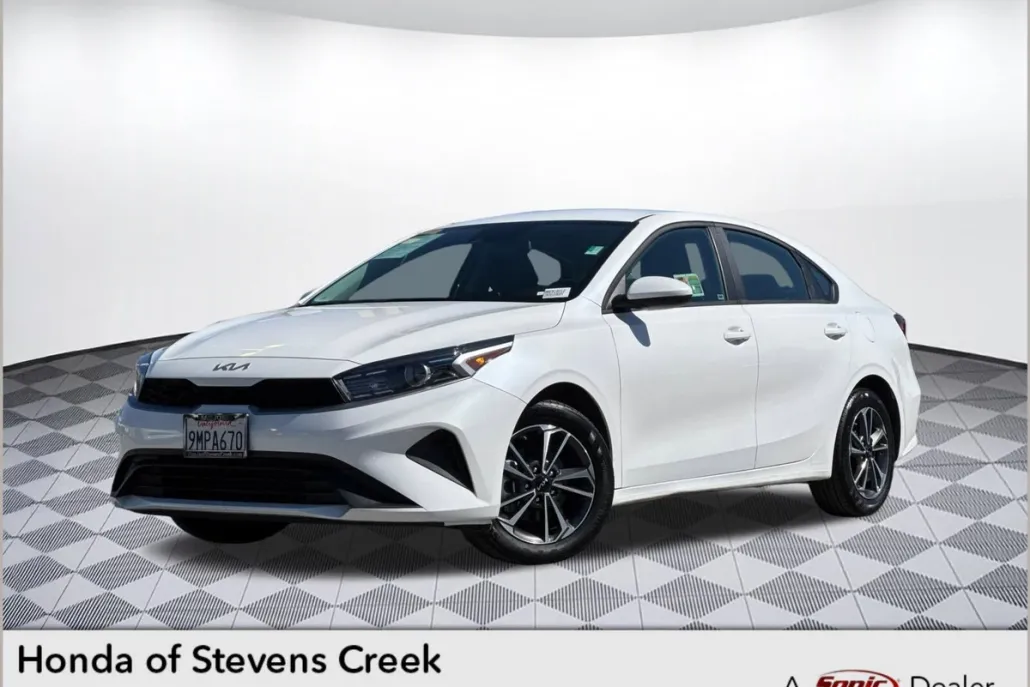 2024 Kia Forte LXS photo 1