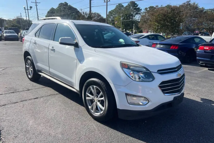 2017 Chevrolet Equinox LT photo 1