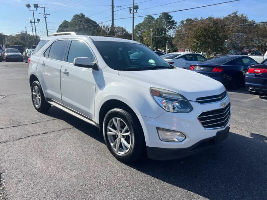 2017 Chevrolet Equinox LT photo 1