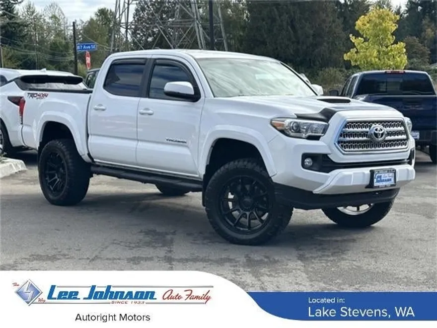 2017 Toyota Tacoma TRD Sport photo 1