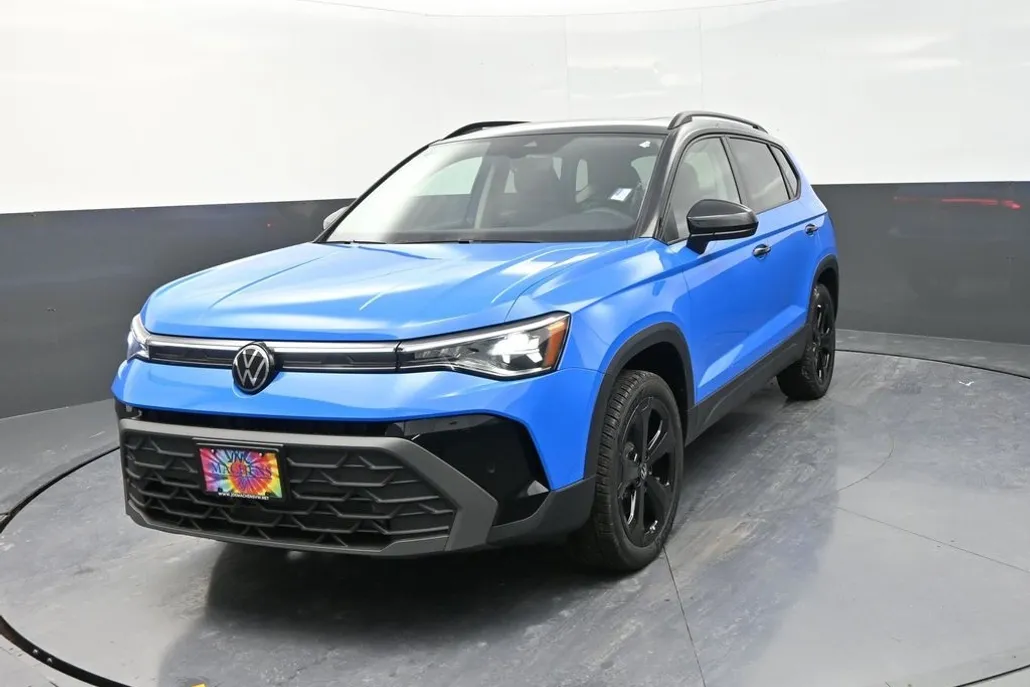 2025 Volkswagen Taos SE photo 1