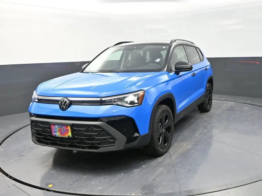2025 Volkswagen Taos SE photo 1