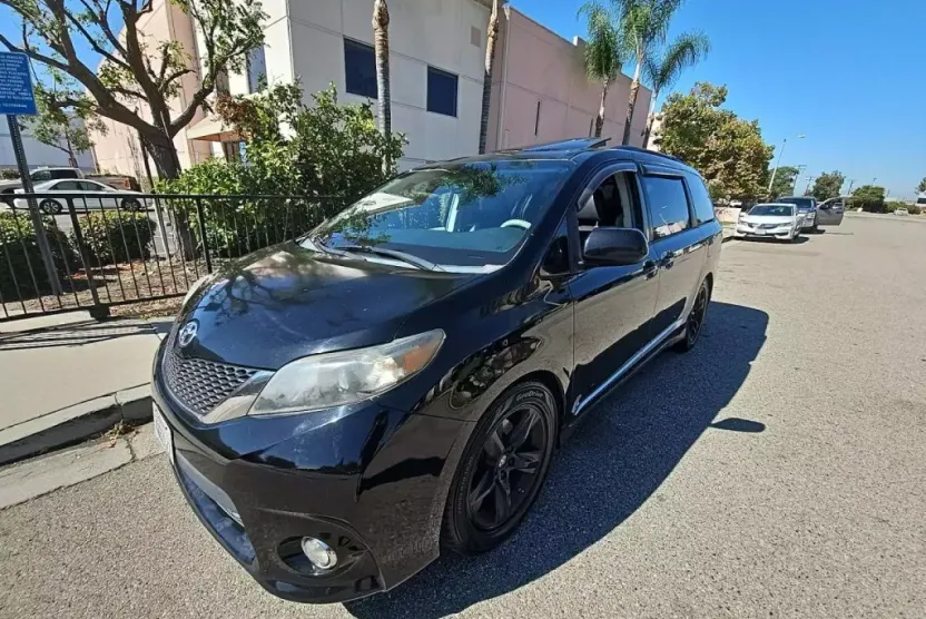 2012 Toyota Sienna photo 1