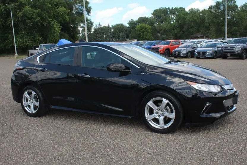 2018 Chevrolet Volt LT photo 1