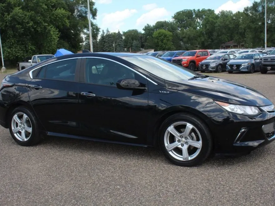 2018 Chevrolet Volt LT photo 1