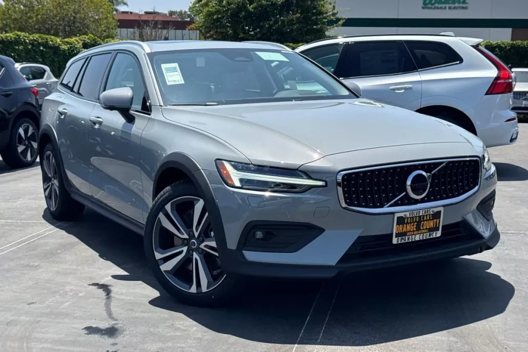 2025 Volvo V60 Cross Country B5 Plus photo 1