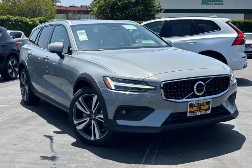 2025 Volvo V60 Cross Country B5 Plus photo 1
