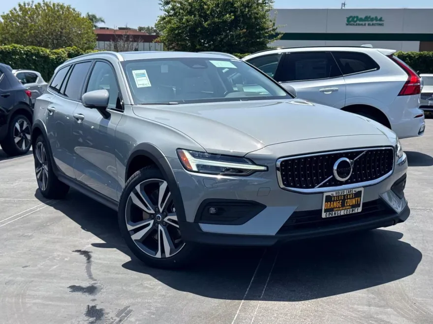2025 Volvo V60 Cross Country B5 Plus photo 1