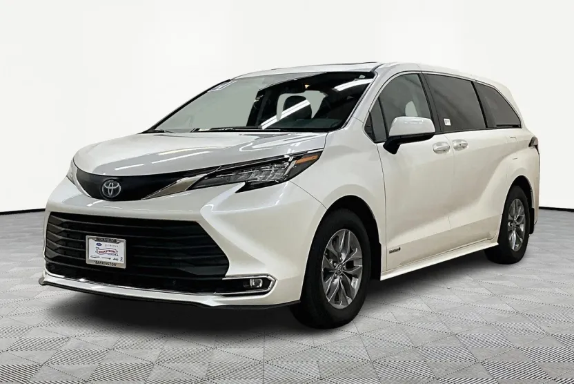 2021 Toyota Sienna XLE photo 1