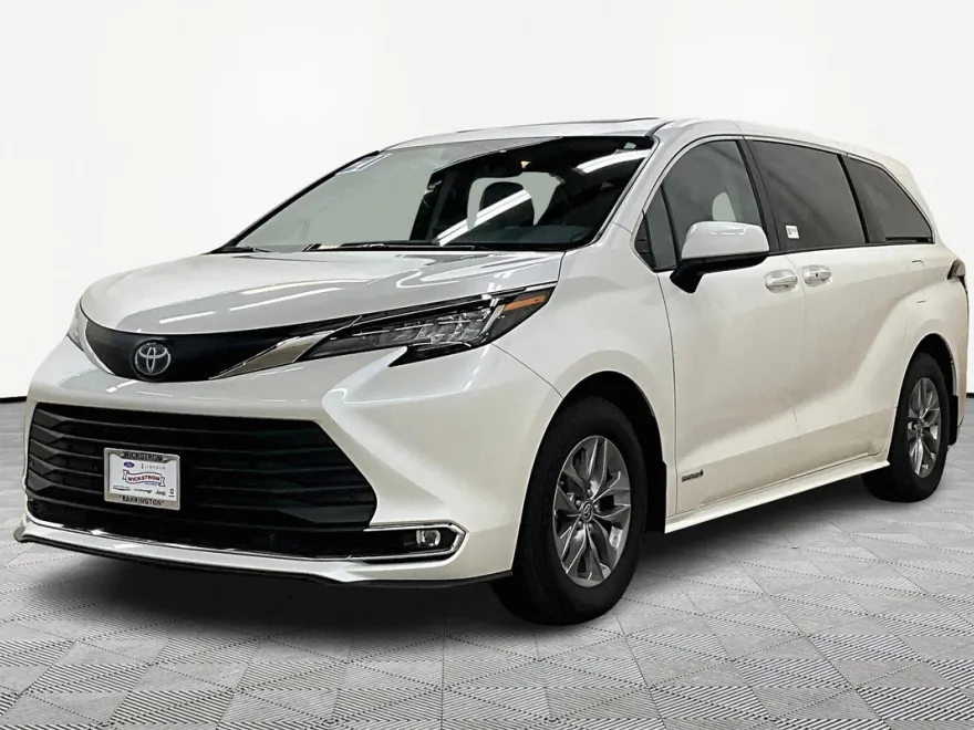2021 Toyota Sienna XLE photo 1