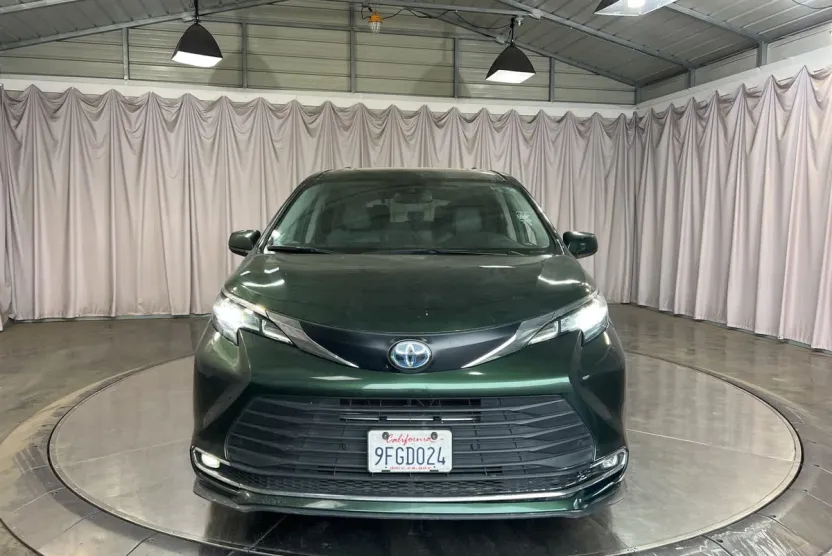 2023 Toyota Sienna XLE photo 1
